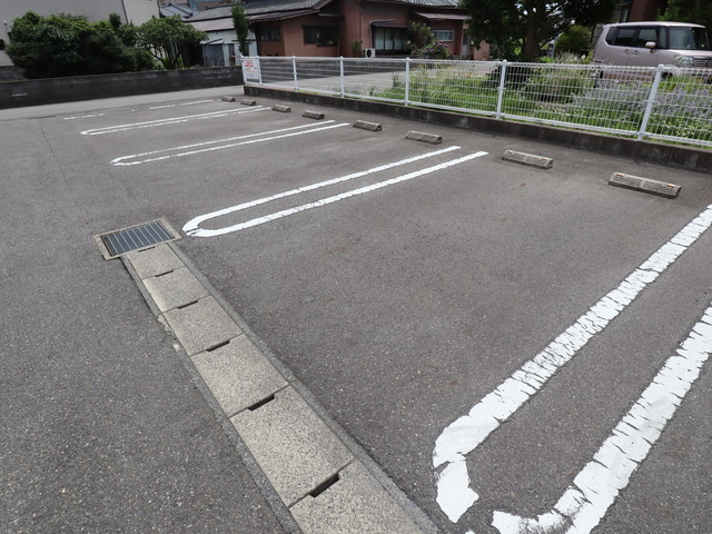 シャレイユ 103 駐車場