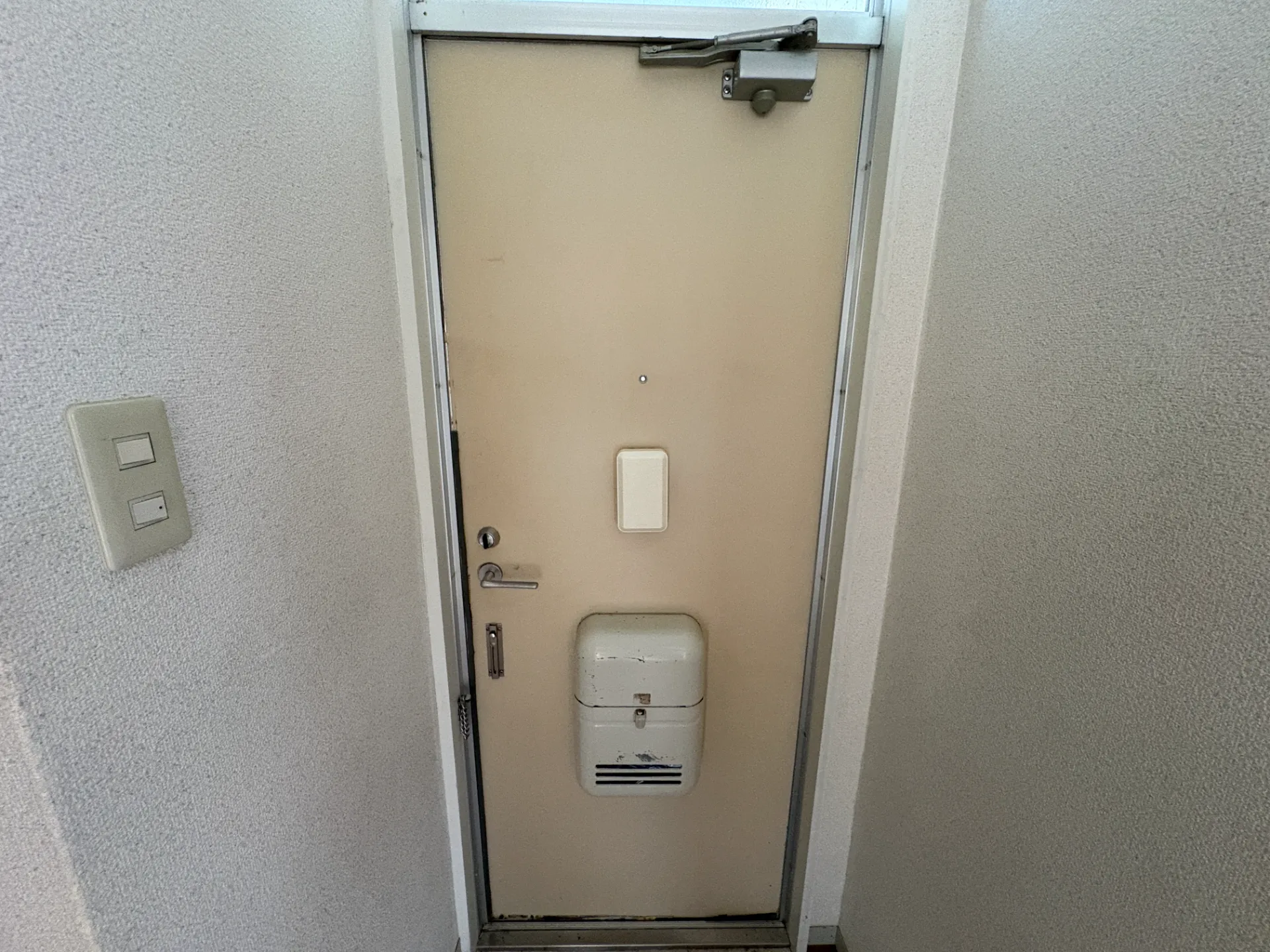 プレジール2番館 202 玄関