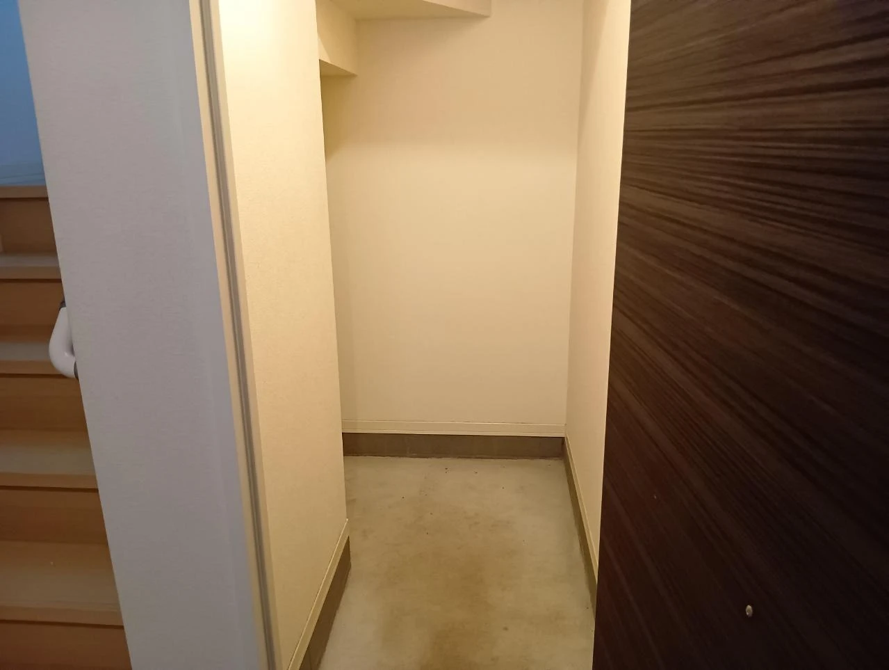 マストタウン長倉　C 201 玄関