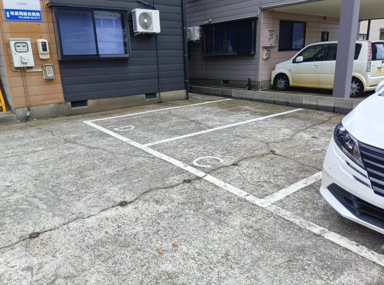 アザレアハイム 1 駐車場