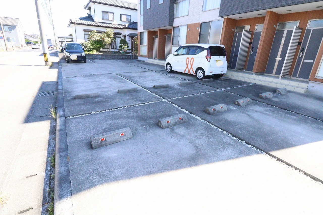 グラン・ラルジュ 103 駐車場