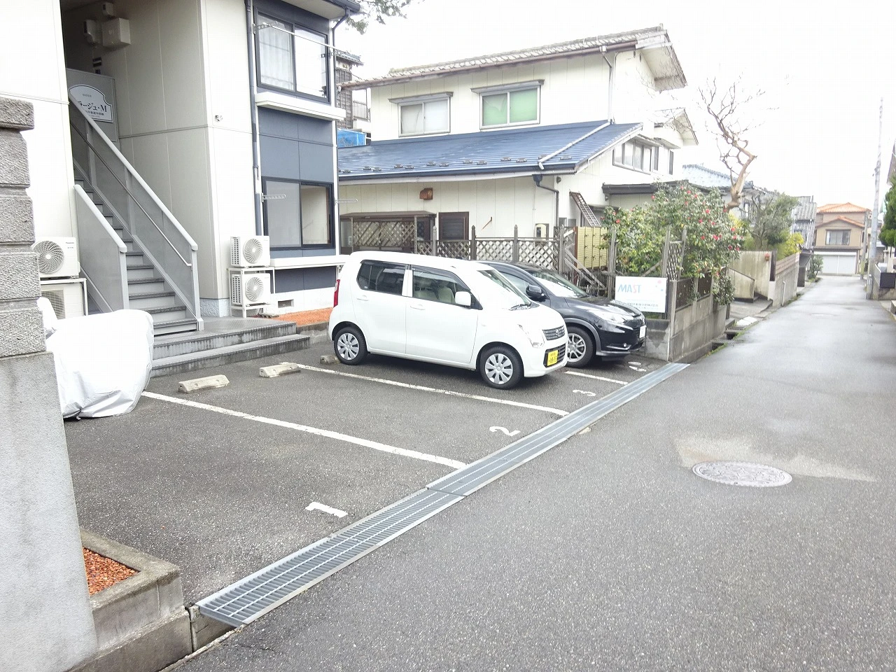 ヴィラージュＭ 0202 駐車場