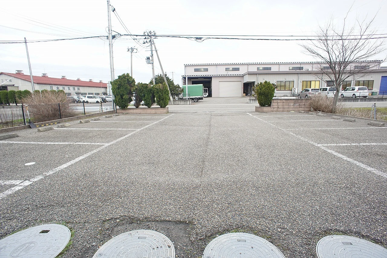6８シェルル 00206 駐車場