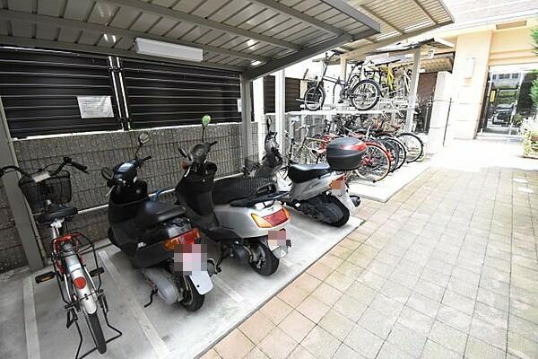 レジュールアッシュ梅田イースト 304 駐車場