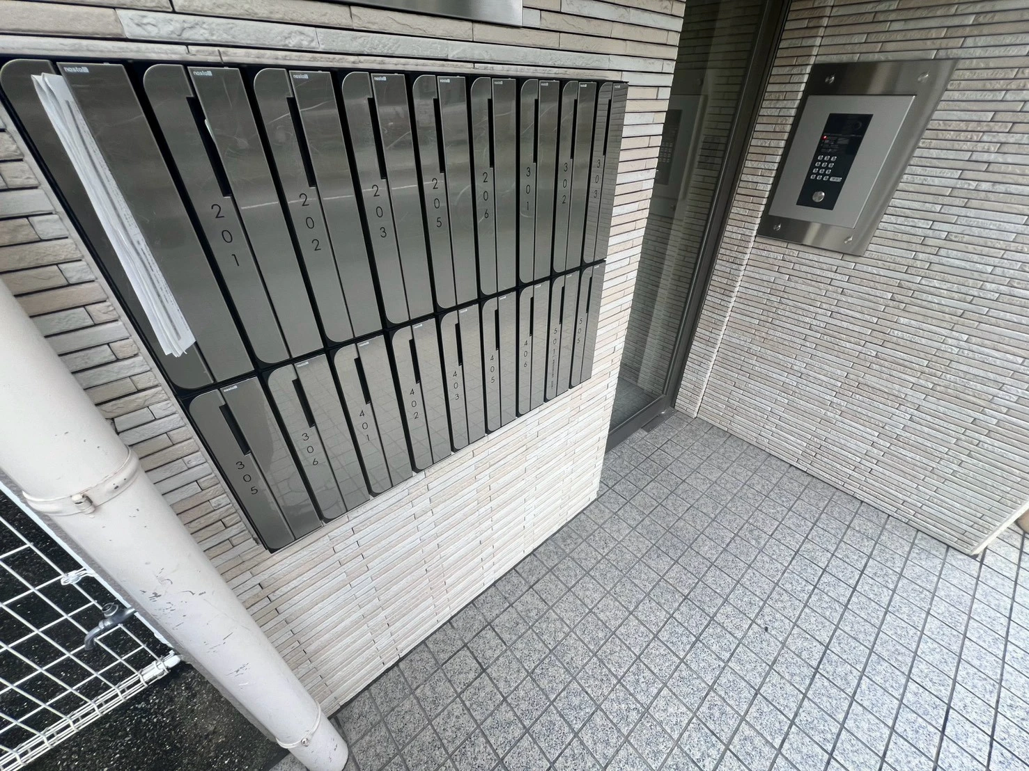 プティソレイユ 303 玄関