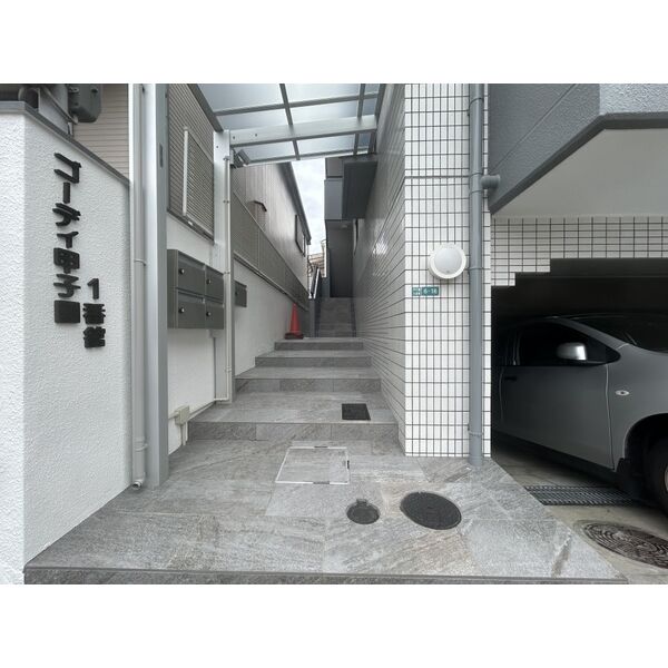 ゴーディ甲子園1番館 102 玄関