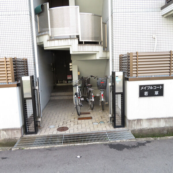 メイプルコート若草 101 駐車場