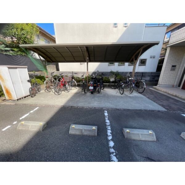 ぺルルII 103 駐車場