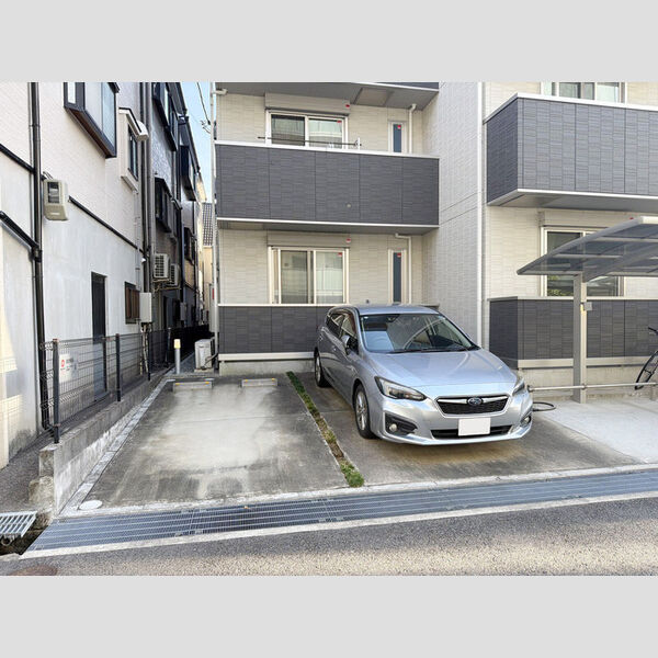 CLII 105 駐車場