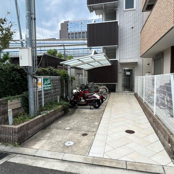 ロータスコート 203 駐車場