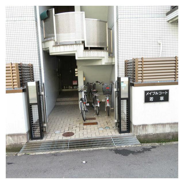 メイプルコ－ト若草 １０１ 玄関